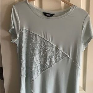 Simply Vera dressy tee. Flower detail. XS. NWOT